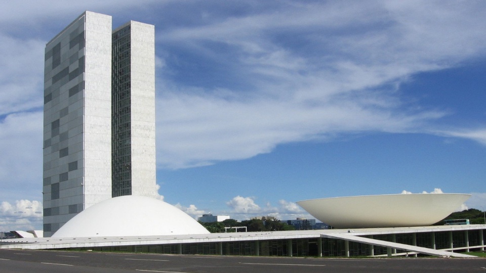 um salário mínimo para desempregados: a imagem mostra os prédios do Congresso Nacional em Brásilia