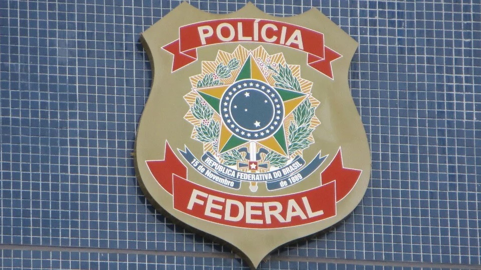 Provas do concurso Polícia Federal: brasão da Polícia Federal em parede