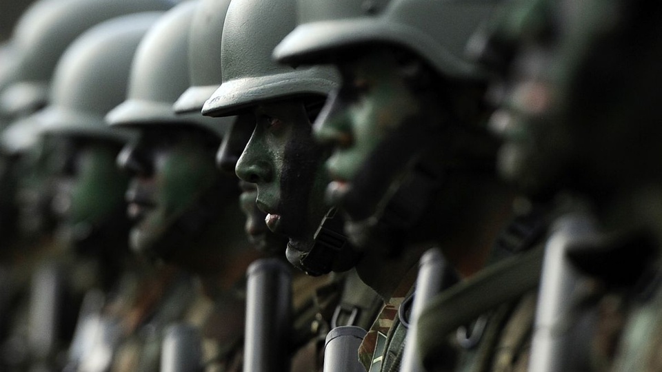 Corte Forças Armadas para Bolsa Família: enquadramento em rostos de soldados do exército brasileiro