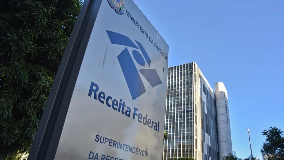 Prazo para declaração do imposto de renda em 2021: placa da Receita Federal, que fica em frente à sede do órgão público