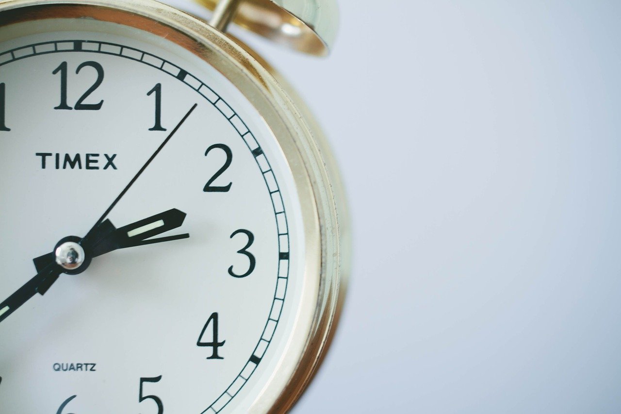 Quando usar a crase entre datas e horas: das 8h As 12h ou das 8h Às 12h?